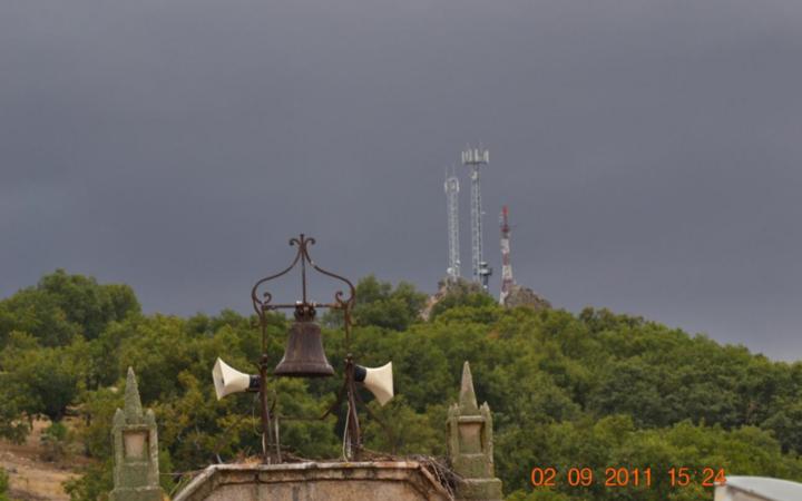 Nublado, con la torre en primer plano y Los Peñeros con las antenas de fondo.